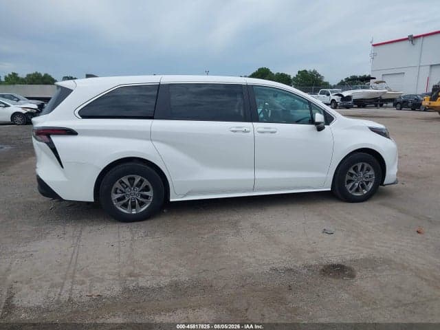 2025 TOYOTA SIENNA LE 13