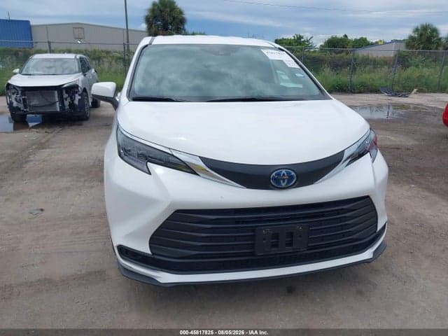 2025 TOYOTA SIENNA LE 6
