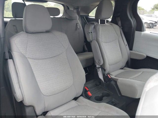 2025 TOYOTA SIENNA LE 8