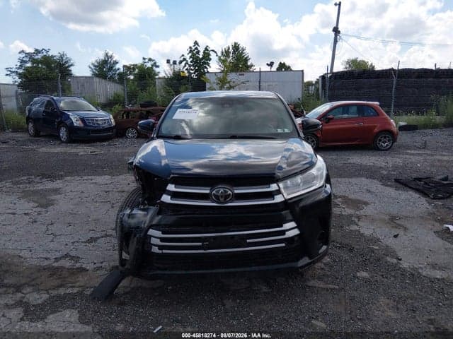 2017 TOYOTA HIGHLANDER LE 11