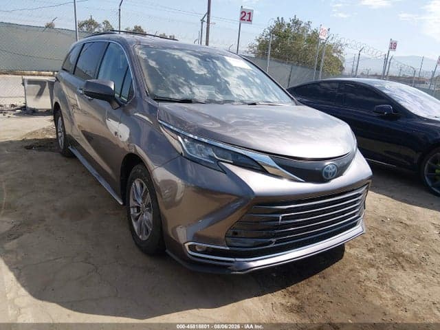 2022 TOYOTA SIENNA XLE - 1