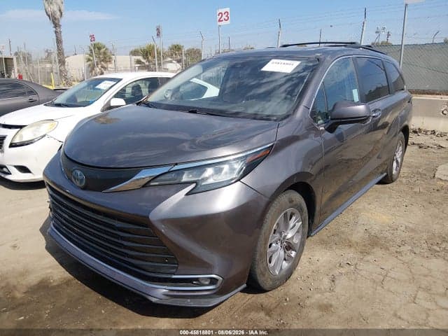 2022 TOYOTA SIENNA XLE 2
