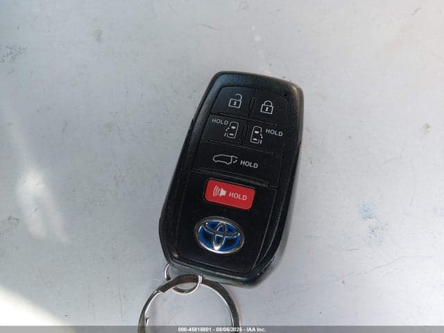 2022 TOYOTA SIENNA XLE 11