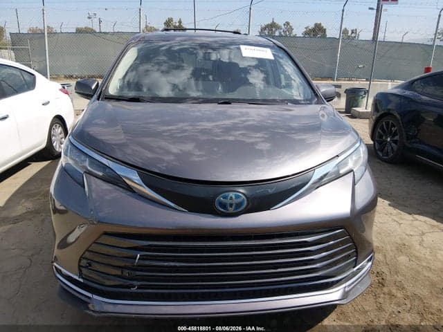 2022 TOYOTA SIENNA XLE 12