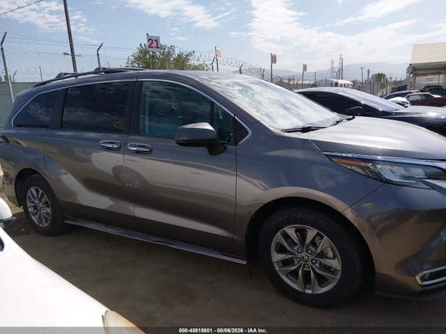 2022 TOYOTA SIENNA XLE 13