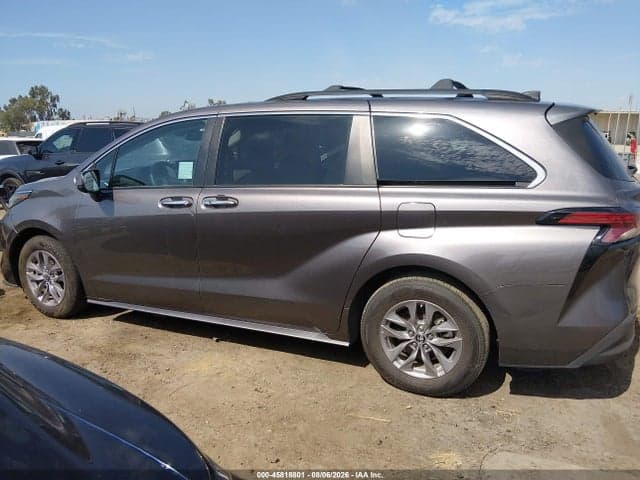 2022 TOYOTA SIENNA XLE 14