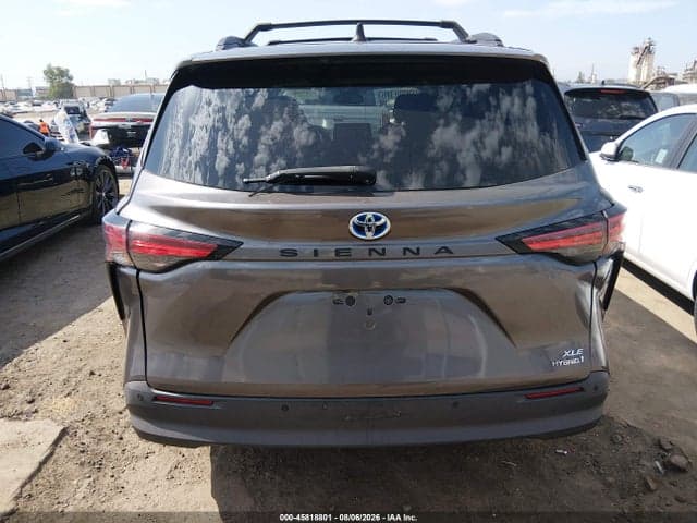 2022 TOYOTA SIENNA XLE 16