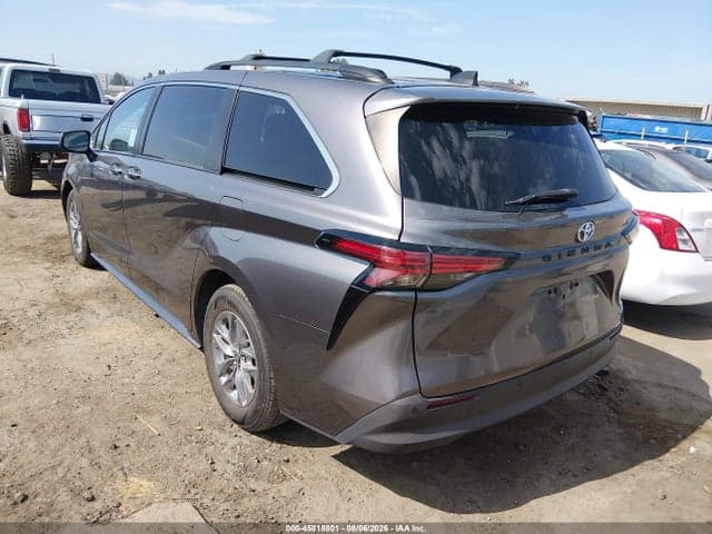 2022 TOYOTA SIENNA XLE 3