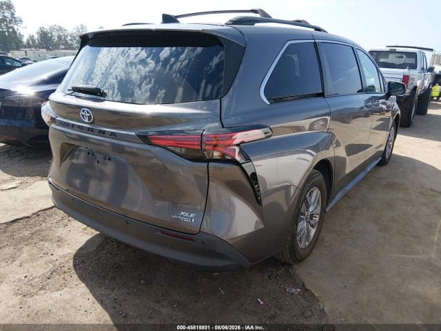 2022 TOYOTA SIENNA XLE 4