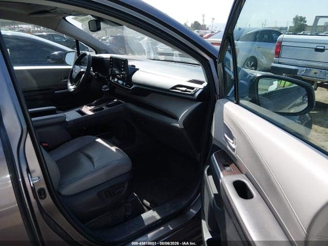2022 TOYOTA SIENNA XLE 5