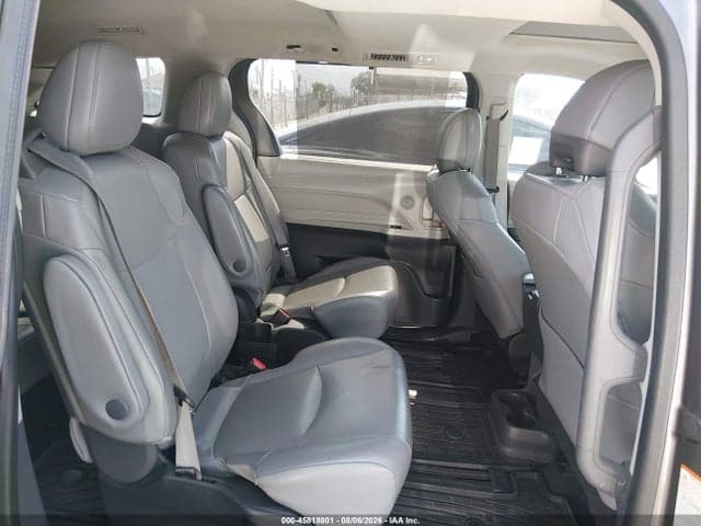 2022 TOYOTA SIENNA XLE 8