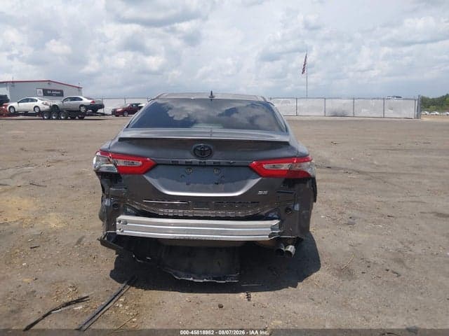 2019 TOYOTA CAMRY SE 17
