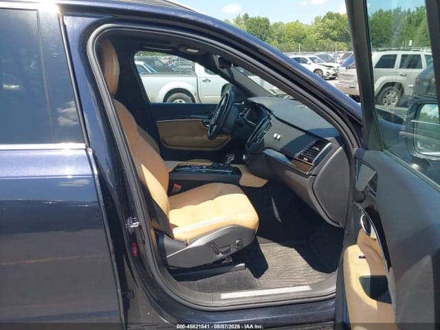 2017 VOLVO XC90 T6 MOMENTUM 5