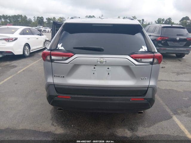 2019 TOYOTA RAV4 XLE 16