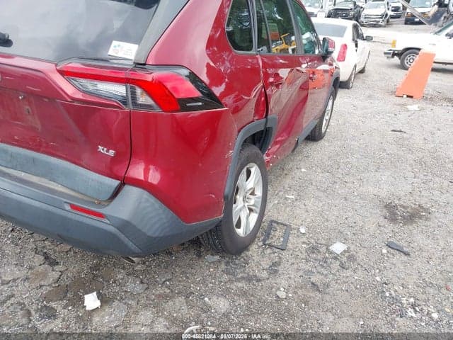 2021 TOYOTA RAV4 XLE 17