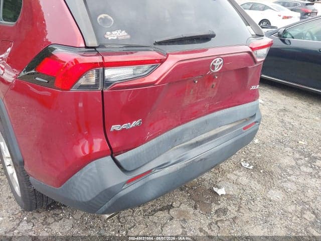 2021 TOYOTA RAV4 XLE 18