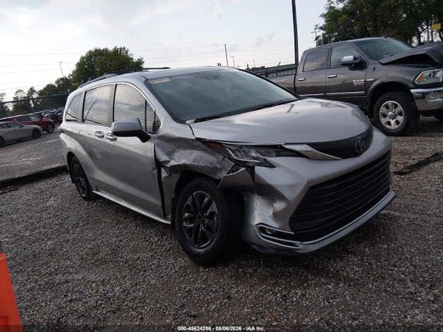 2022 TOYOTA SIENNA XLE