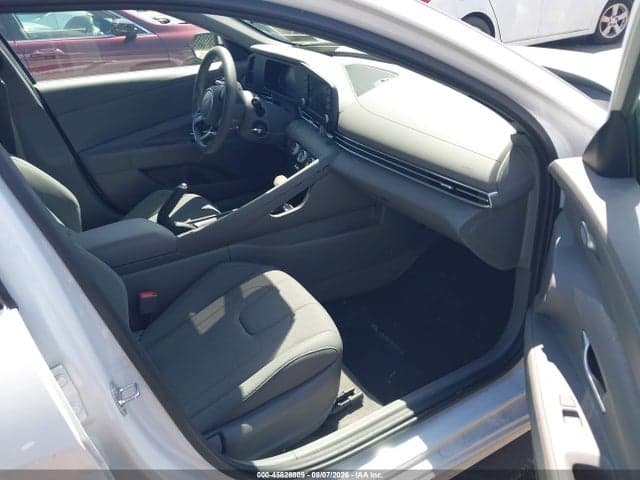 2024 HYUNDAI ELANTRA SE 5