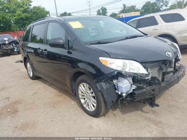 2017 TOYOTA SIENNA XLE PREMIUM 8 PASSENGER - 1
