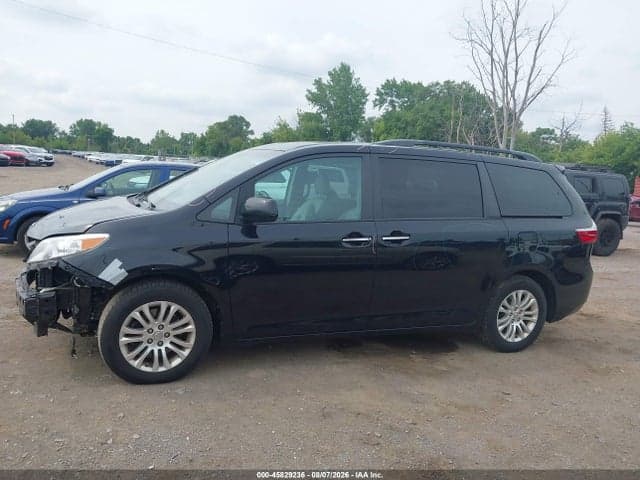 2017 TOYOTA SIENNA XLE PREMIUM 8 PASSENGER 14