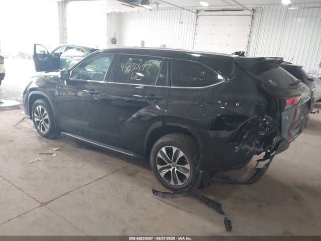 2021 TOYOTA HIGHLANDER XLE 3