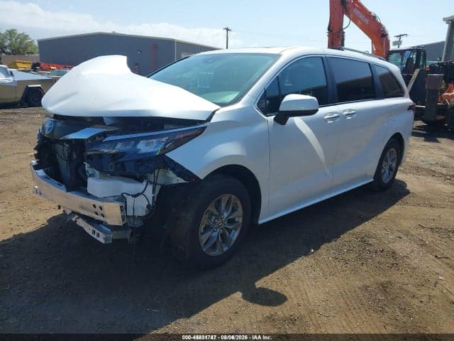 2025 TOYOTA SIENNA XLE 2