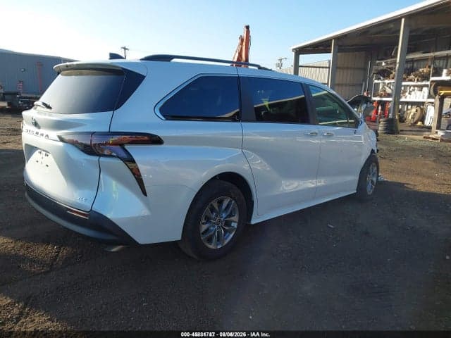 2025 TOYOTA SIENNA XLE 4
