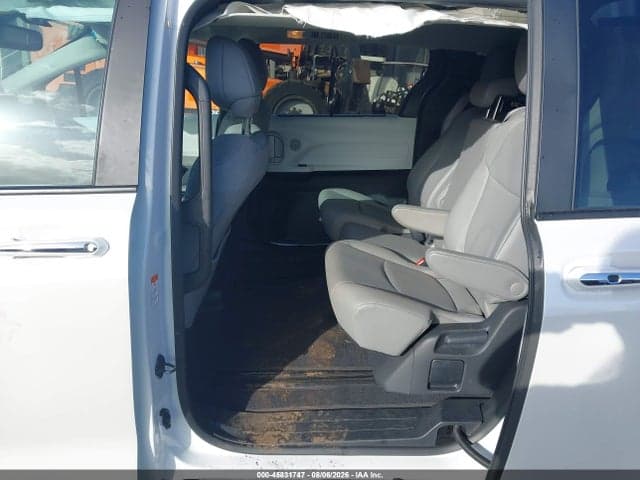 2025 TOYOTA SIENNA XLE 8