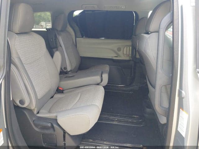 2024 TOYOTA SIENNA LE 8