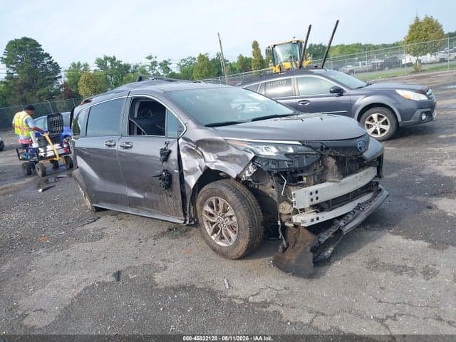 2024 TOYOTA SIENNA LE 1