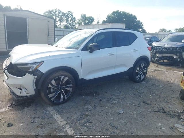 2024 VOLVO XC40 B5 PLUS DARK THEME 2