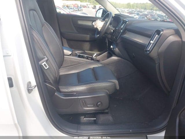 2024 VOLVO XC40 B5 PLUS DARK THEME 5