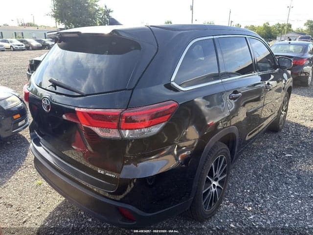 2018 TOYOTA HIGHLANDER SE 4