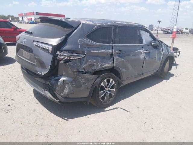 2021 TOYOTA HIGHLANDER XLE 4