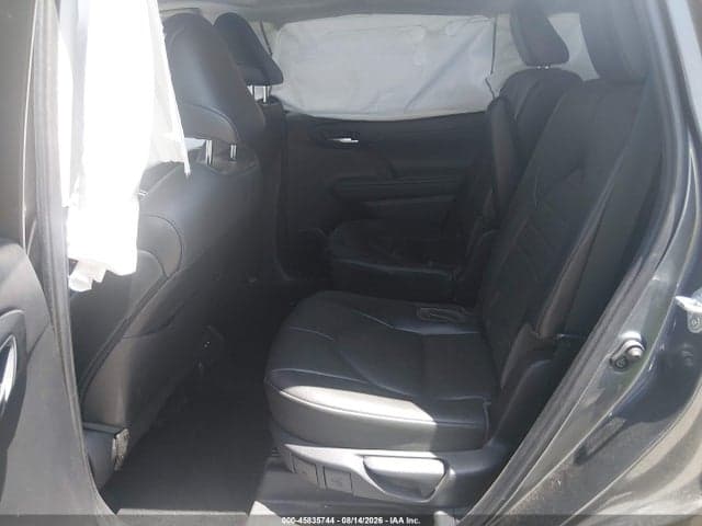 2021 TOYOTA HIGHLANDER XLE 8