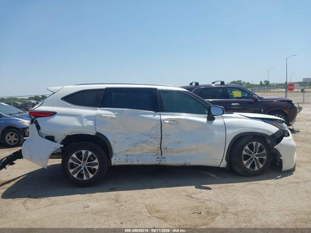 2021 TOYOTA HIGHLANDER XLE 13