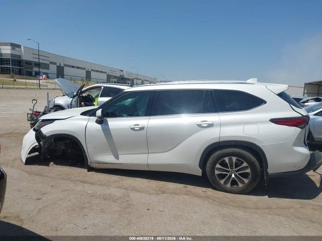 2021 TOYOTA HIGHLANDER XLE 14