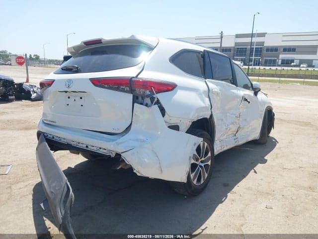 2021 TOYOTA HIGHLANDER XLE 4
