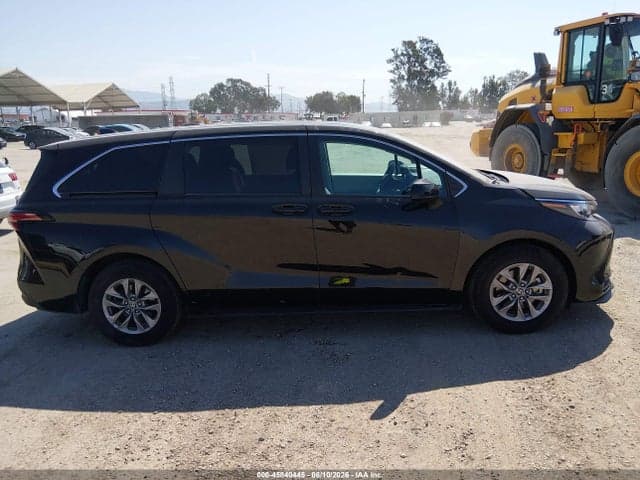 2022 TOYOTA SIENNA LE 13