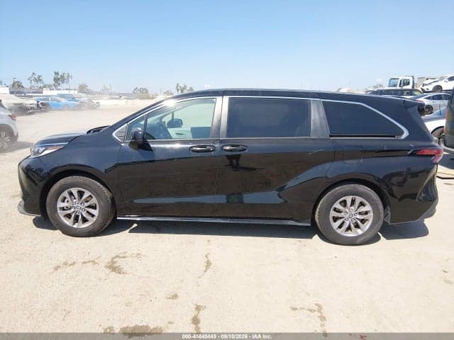 2022 TOYOTA SIENNA LE 14