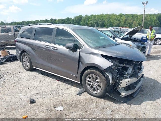 2021 TOYOTA SIENNA XLE