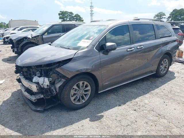 2021 TOYOTA SIENNA XLE 2