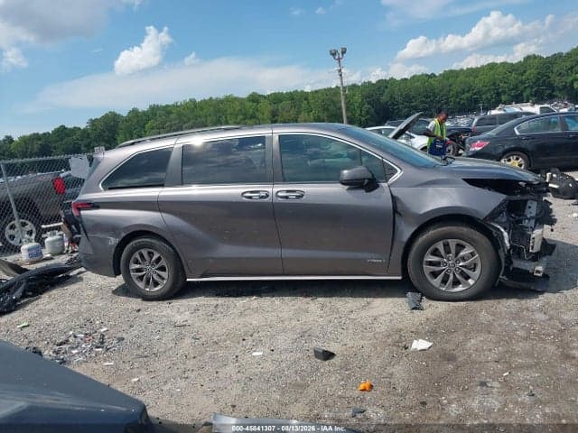 2021 TOYOTA SIENNA XLE 14