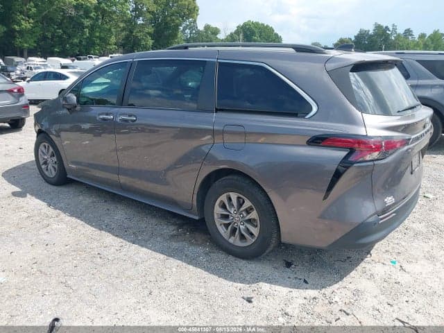 2021 TOYOTA SIENNA XLE 3