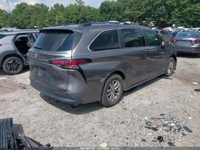 2021 TOYOTA SIENNA XLE 4