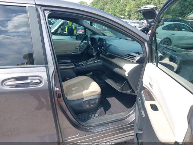 2021 TOYOTA SIENNA XLE 5