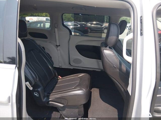 2023 CHRYSLER PACIFICA TOURING L 8
