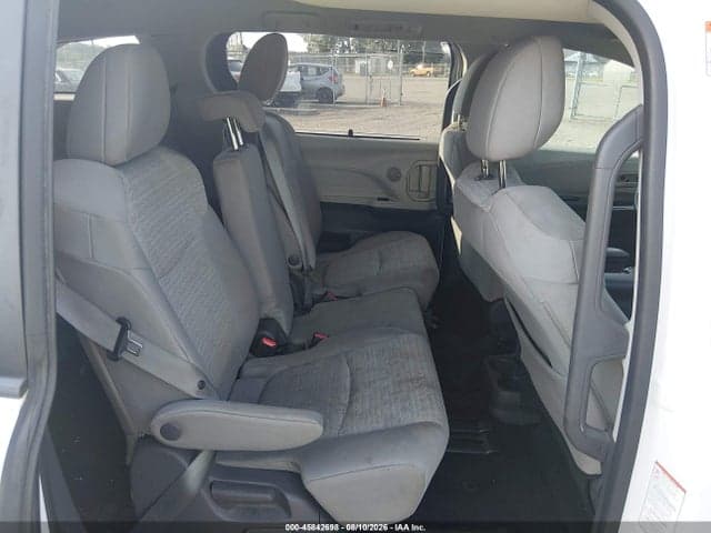2021 TOYOTA SIENNA LE 8