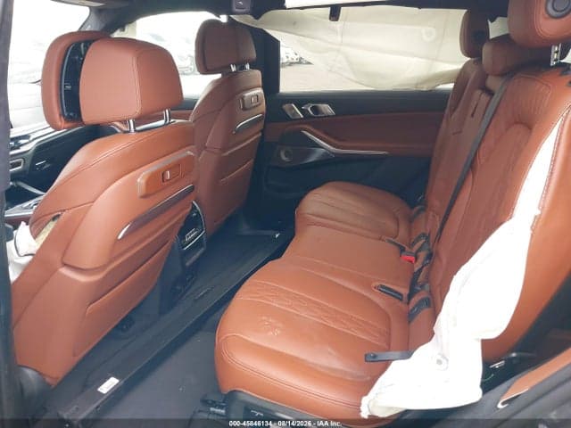 2027 BMW X7 8