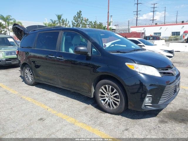 2020 TOYOTA SIENNA XLE 1